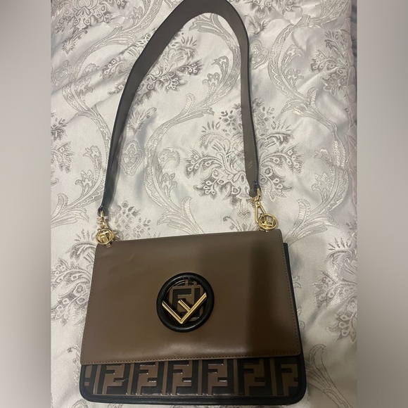 Fendi Baguette style shoulder bag. Gently used in great condition! - Picture 3 of 7